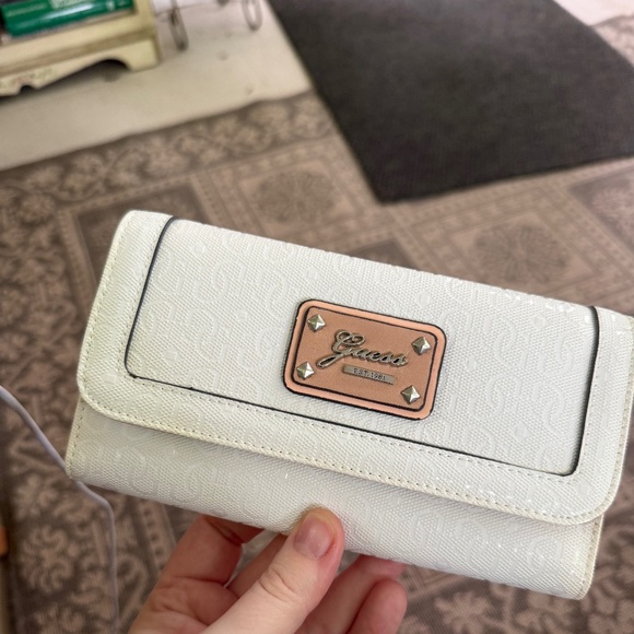 Guess Wallet-Fair condition, leather creasing - Picture 1 of 5